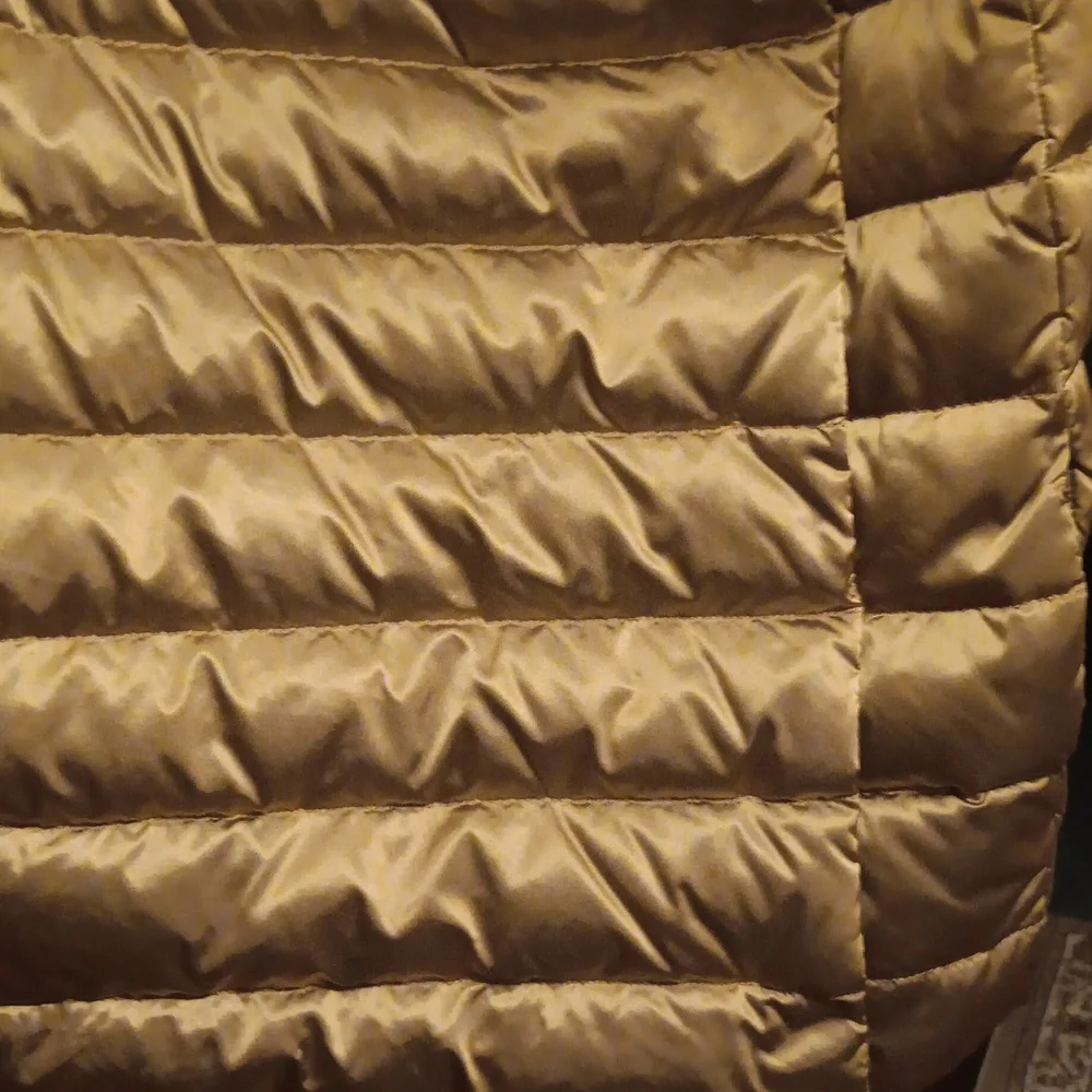 BRAND NEW Ralph Lauren Women's Metallic Gold Puffer Vest - Picture 3 of 8